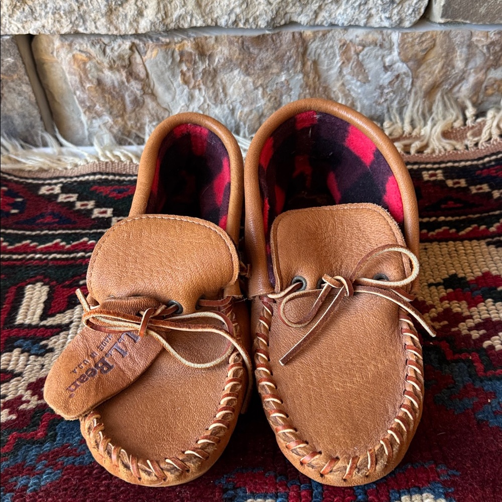 Vintage LL Bean Womens USA
Handmade Leather Moose Hide
Moccasins Loafers